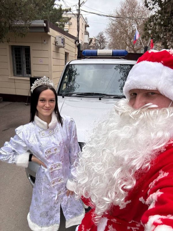 В Севастополе Полицейский Дед Мороз и Снегурочка посетили семьи сотрудников органов внутренних дел В Севастополе Полицейский Дед Мороз и Снегурочка посетили семьи сотрудников органов внутренних дел