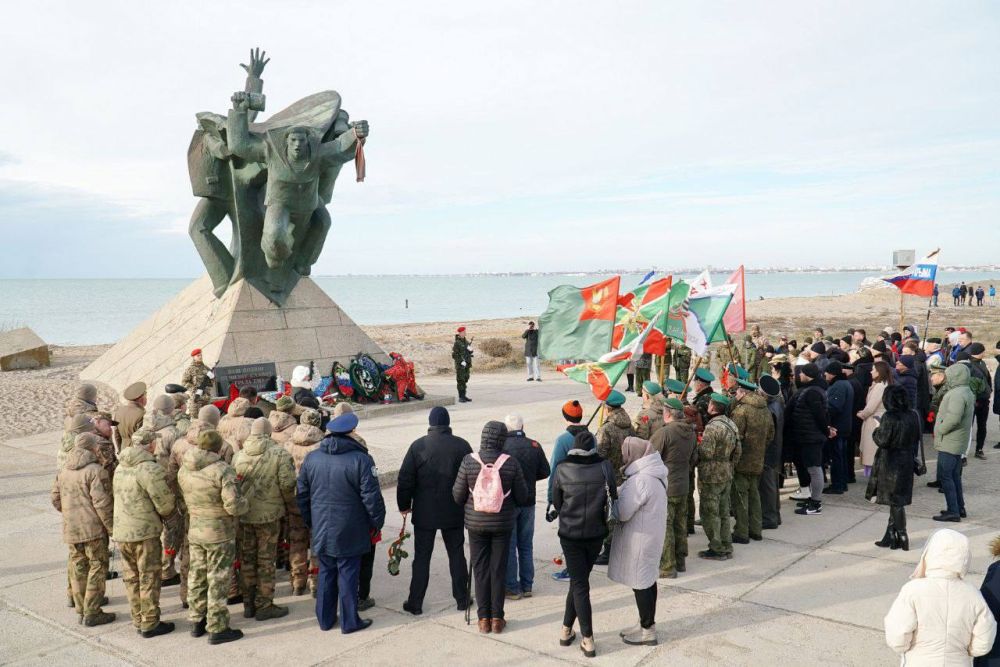 Евпаторийцы торжественно открыли в городе мемориал, посвящённый памяти моряков-десантников Евпаторийцы торжественно открыли в городе мемориал, посвящённый памяти моряков-десантников
