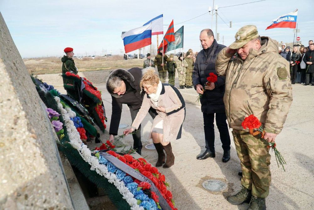 Евпаторийцы торжественно открыли в городе мемориал, посвящённый памяти моряков-десантников Евпаторийцы торжественно открыли в городе мемориал, посвящённый памяти моряков-десантников