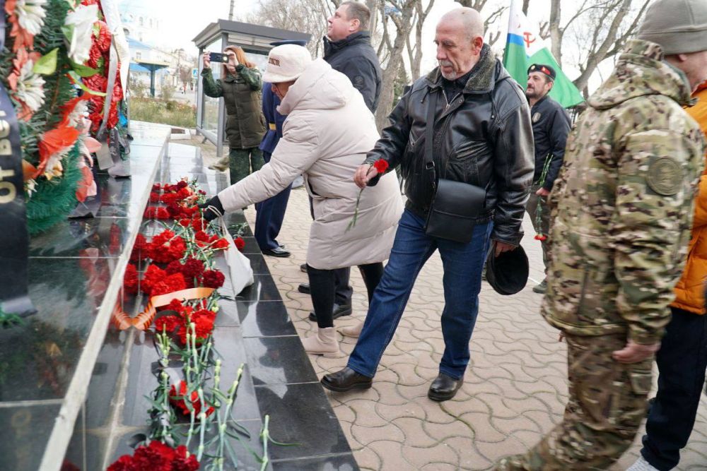 Евпаторийцы торжественно открыли в городе мемориал, посвящённый памяти моряков-десантников Евпаторийцы торжественно открыли в городе мемориал, посвящённый памяти моряков-десантников