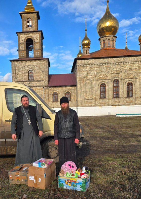 Около семи тонн гуманитарной помощи доставили из Крыма на Донбасс в район Курахово Около семи тонн гуманитарной помощи доставили из Крыма на Донбасс в район Курахово
