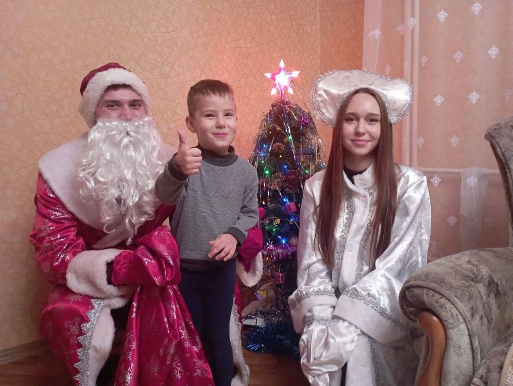 В Севастополе Полицейский Дед Мороз и Снегурочка посетили семьи сотрудников органов внутренних дел В Севастополе Полицейский Дед Мороз и Снегурочка посетили семьи сотрудников органов внутренних дел