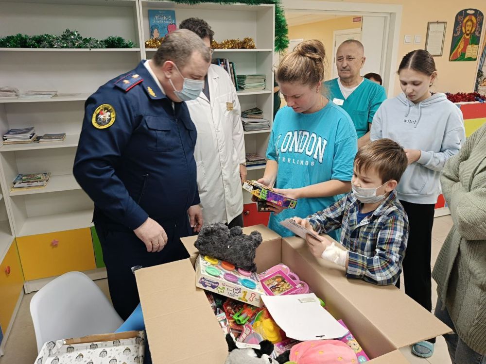 Будь храбрым и здоровым. Главный следователь полуострова с подарками навестил маленьких пациентов республиканской детской больницы Будь храбрым и здоровым. Главный следователь полуострова с подарками навестил маленьких пациентов республиканской детской больницы