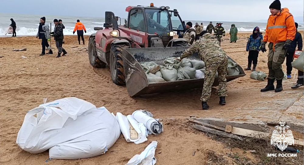 В Крыму за время ликвидации разлитого мазута обследовали почти 2,8 тысяч километров береговой линии В Крыму за время ликвидации разлитого мазута обследовали почти 2,8 тысяч километров береговой линии