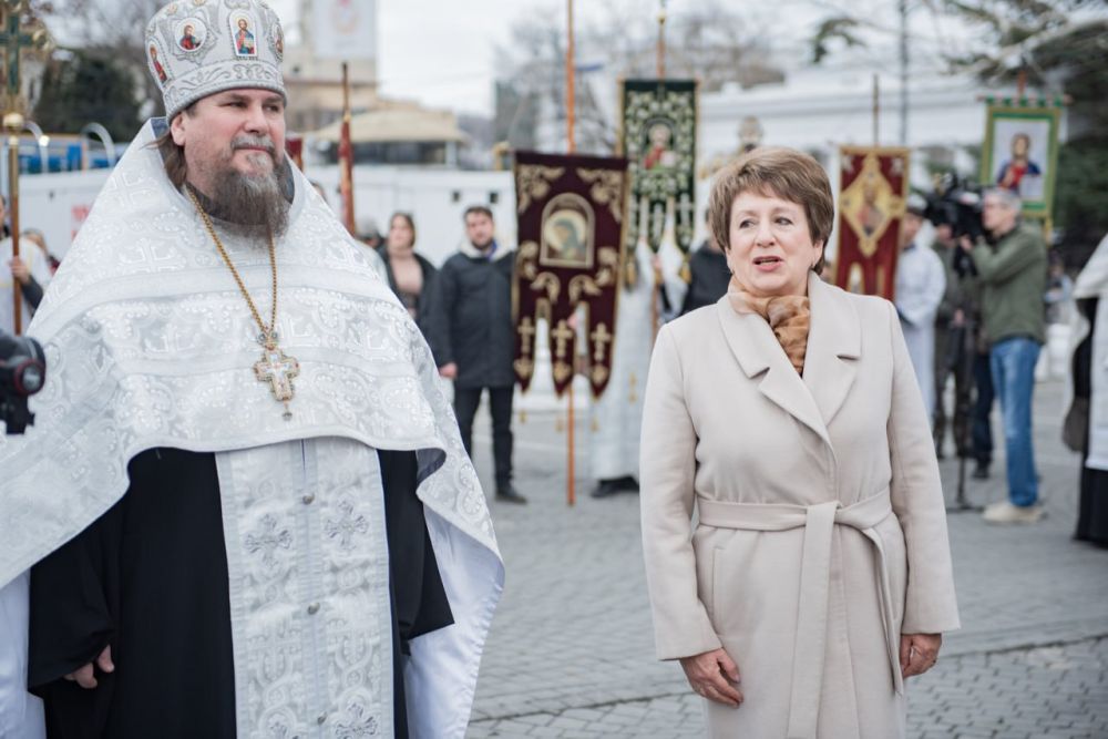 Екатерина Алтабаева: Днём вместе с сотнями верующих приняла участие в общегородском Рождественском крестном ходе Екатерина Алтабаева: Днём вместе с сотнями верующих приняла участие в общегородском Рождественском крестном ходе