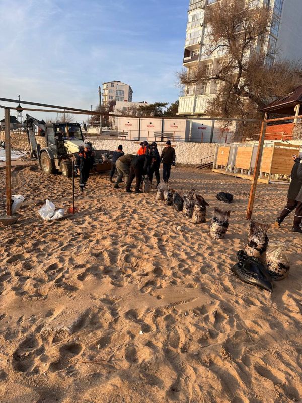 С севастопольских пляжей вывезли 14,5 тонн загрязненного мазутом грунта С севастопольских пляжей вывезли 14,5 тонн загрязненного мазутом грунта