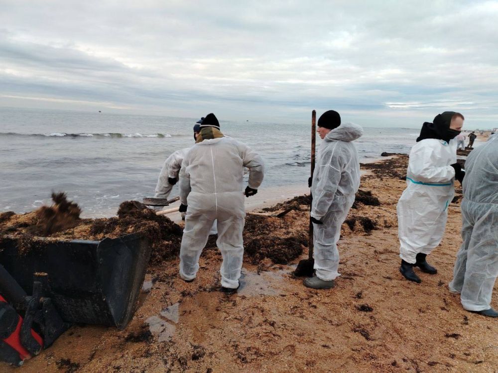 Около 100 тыс. тонн загрязненного песка вывезли на площадку временного хранения в хуторе Воскресенском недалеко от Анапы, сообщил губернатор Краснодарского края Вениамин Кондратьев Около 100 тыс. тонн загрязненного песка вывезли на площадку временного хранения в хуторе Воскресенском недалеко от Анапы, сообщил губернатор Краснодарского края Вениамин Кондратьев