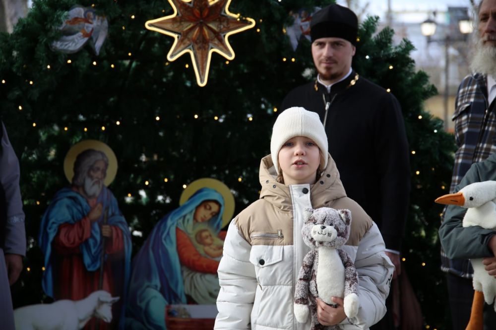 В завершение мероприятия от администрации города Бахчисарая, директор МАУ «Институт развития Бахчисарая» Андрей Грузинов вручил всем присутствующим детям сладкие подарки В завершение мероприятия от администрации города Бахчисарая, директор МАУ «Институт развития Бахчисарая» Андрей Грузинов вручил всем присутствующим детям сладкие подарки