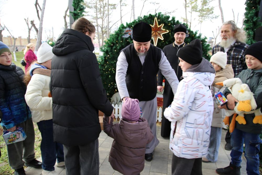 В завершение мероприятия от администрации города Бахчисарая, директор МАУ «Институт развития Бахчисарая» Андрей Грузинов вручил всем присутствующим детям сладкие подарки В завершение мероприятия от администрации города Бахчисарая, директор МАУ «Институт развития Бахчисарая» Андрей Грузинов вручил всем присутствующим детям сладкие подарки