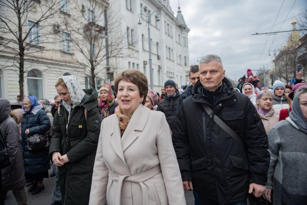 Екатерина Алтабаева: Днём вместе с сотнями верующих приняла участие в общегородском Рождественском крестном ходе Екатерина Алтабаева: Днём вместе с сотнями верующих приняла участие в общегородском Рождественском крестном ходе