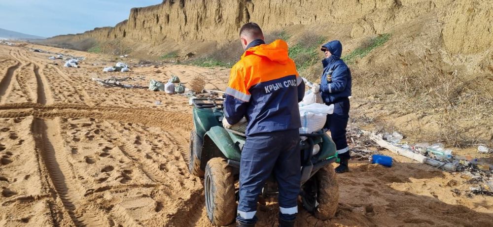 Сотрудники Ленинского аварийно-спасательного отряда ГКУ РК "КРЫМ-СПАС" ежедневно привлекаются к ликвидации последствий разлива мазута в Керченском проливе Сотрудники Ленинского аварийно-спасательного отряда ГКУ РК "КРЫМ-СПАС" ежедневно привлекаются к ликвидации последствий разлива мазута в Керченском проливе