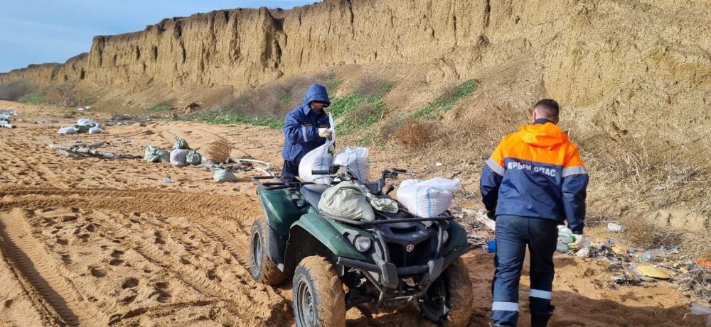 Сотрудники Ленинского аварийно-спасательного отряда ГКУ РК "КРЫМ-СПАС" ежедневно привлекаются к ликвидации последствий разлива мазута в Керченском проливе Сотрудники Ленинского аварийно-спасательного отряда ГКУ РК "КРЫМ-СПАС" ежедневно привлекаются к ликвидации последствий разлива мазута в Керченском проливе