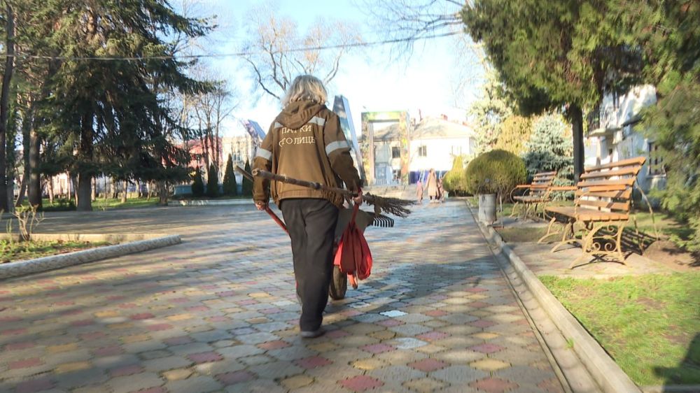 За чистотой крымской столицы в новогодние праздники следили сотрудники городских служб За чистотой крымской столицы в новогодние праздники следили сотрудники городских служб