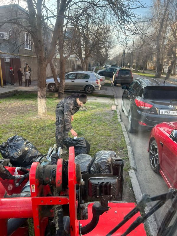 В начале года коммунальщики продолжают свою важную работу по поддержанию чистоты и порядка в нашем любимом городе В начале года коммунальщики продолжают свою важную работу по поддержанию чистоты и порядка в нашем любимом городе