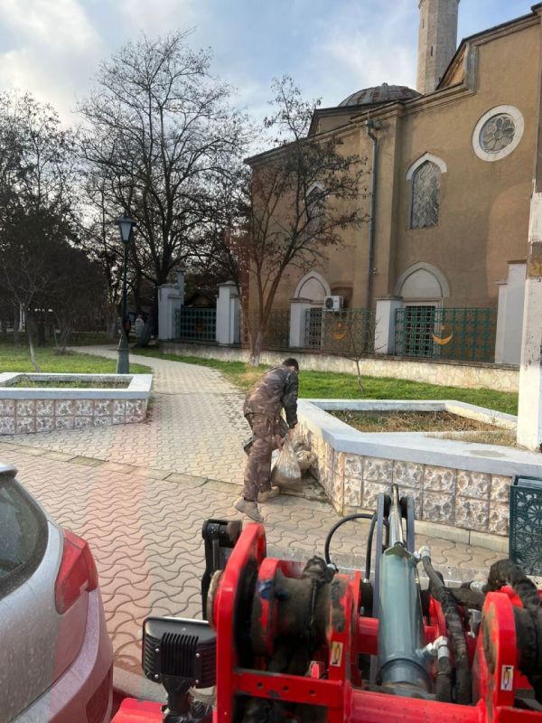 В начале года коммунальщики продолжают свою важную работу по поддержанию чистоты и порядка в нашем любимом городе В начале года коммунальщики продолжают свою важную работу по поддержанию чистоты и порядка в нашем любимом городе