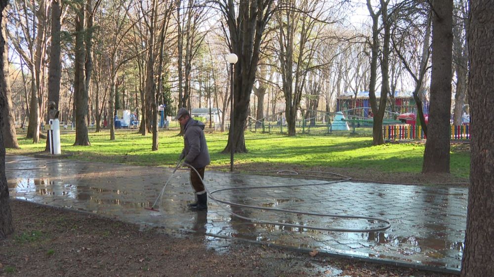 За чистотой крымской столицы в новогодние праздники следили сотрудники городских служб За чистотой крымской столицы в новогодние праздники следили сотрудники городских служб