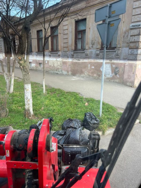 В начале года коммунальщики продолжают свою важную работу по поддержанию чистоты и порядка в нашем любимом городе В начале года коммунальщики продолжают свою важную работу по поддержанию чистоты и порядка в нашем любимом городе