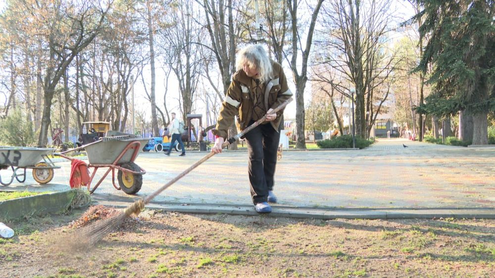 За чистотой крымской столицы в новогодние праздники следили сотрудники городских служб За чистотой крымской столицы в новогодние праздники следили сотрудники городских служб