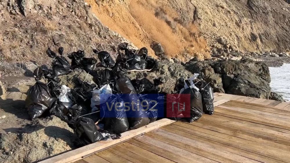 Ещё кадры с Царского пляжа, где волонтёры убирают мазут @vesti92 Ещё кадры с Царского пляжа, где волонтёры убирают мазут @vesti92