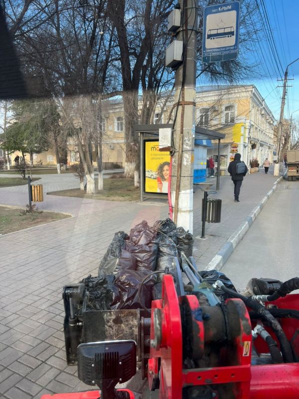 В начале года коммунальщики продолжают свою важную работу по поддержанию чистоты и порядка в нашем любимом городе В начале года коммунальщики продолжают свою важную работу по поддержанию чистоты и порядка в нашем любимом городе