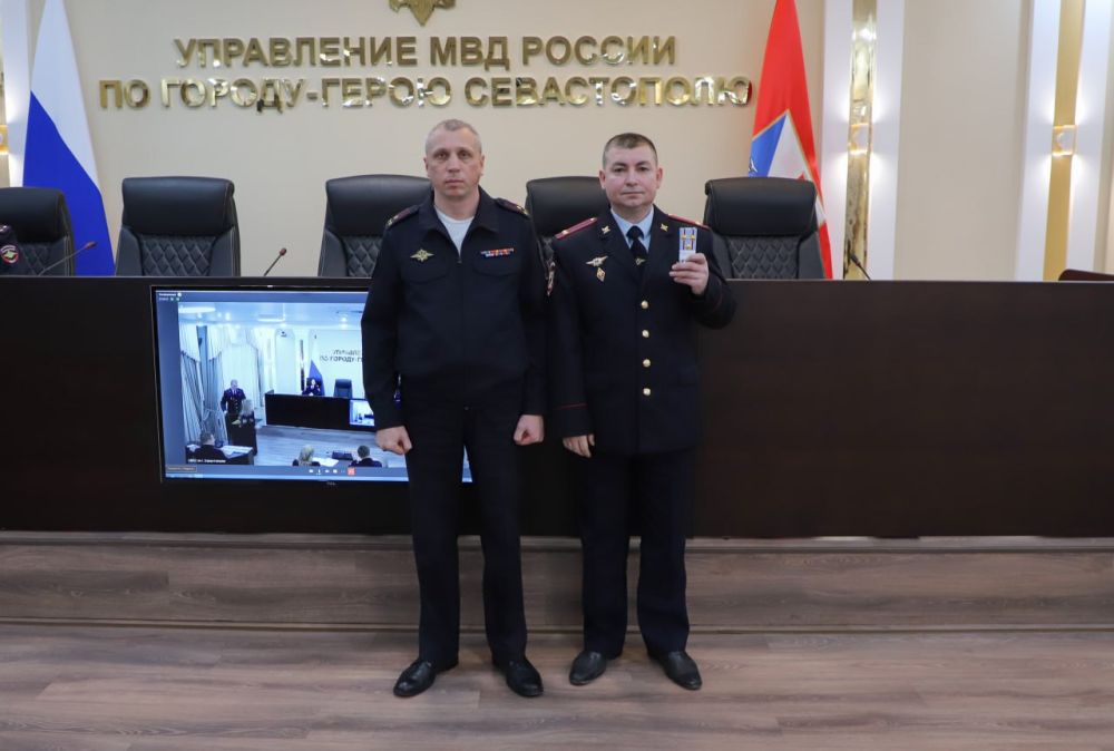 Заместитель начальника УМВД России по г. Севастополю полковник полиции Владислав Уткин вручил новые погоны сотрудникам ОВД, получившим первые и очередные специальные звания Заместитель начальника УМВД России по г. Севастополю полковник полиции Владислав Уткин вручил новые погоны сотрудникам ОВД, получившим первые и очередные специальные звания