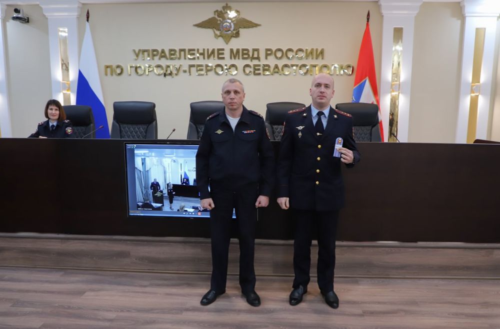 Заместитель начальника УМВД России по г. Севастополю полковник полиции Владислав Уткин вручил новые погоны сотрудникам ОВД, получившим первые и очередные специальные звания Заместитель начальника УМВД России по г. Севастополю полковник полиции Владислав Уткин вручил новые погоны сотрудникам ОВД, получившим первые и очередные специальные звания