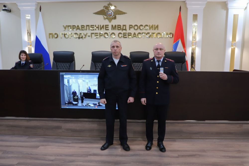 Заместитель начальника УМВД России по г. Севастополю полковник полиции Владислав Уткин вручил новые погоны сотрудникам ОВД, получившим первые и очередные специальные звания Заместитель начальника УМВД России по г. Севастополю полковник полиции Владислав Уткин вручил новые погоны сотрудникам ОВД, получившим первые и очередные специальные звания