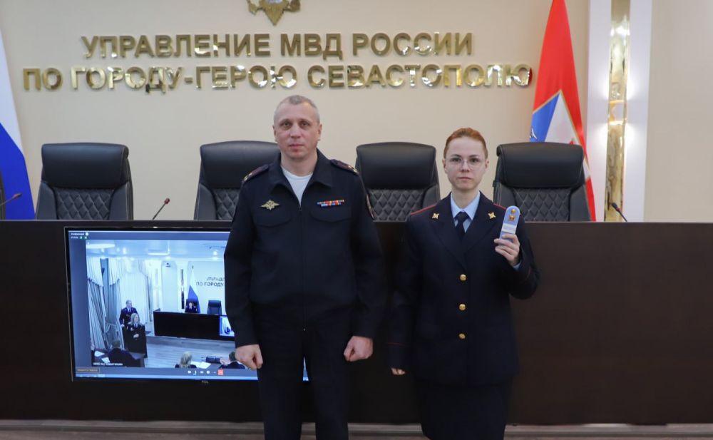 Заместитель начальника УМВД России по г. Севастополю полковник полиции Владислав Уткин вручил новые погоны сотрудникам ОВД, получившим первые и очередные специальные звания Заместитель начальника УМВД России по г. Севастополю полковник полиции Владислав Уткин вручил новые погоны сотрудникам ОВД, получившим первые и очередные специальные звания