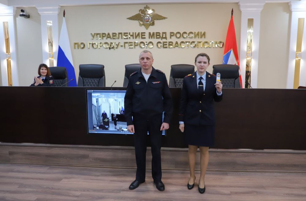 Заместитель начальника УМВД России по г. Севастополю полковник полиции Владислав Уткин вручил новые погоны сотрудникам ОВД, получившим первые и очередные специальные звания Заместитель начальника УМВД России по г. Севастополю полковник полиции Владислав Уткин вручил новые погоны сотрудникам ОВД, получившим первые и очередные специальные звания