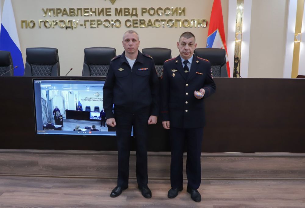 Заместитель начальника УМВД России по г. Севастополю полковник полиции Владислав Уткин вручил новые погоны сотрудникам ОВД, получившим первые и очередные специальные звания Заместитель начальника УМВД России по г. Севастополю полковник полиции Владислав Уткин вручил новые погоны сотрудникам ОВД, получившим первые и очередные специальные звания