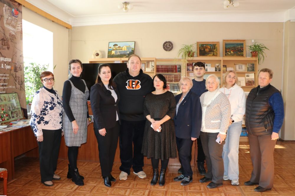 Встреча состоялась в центральной городской библиотеке им. А. Грина, ее участниками стали заместитель главы администрации города Юлия Некрасова и библиотекари города Встреча состоялась в центральной городской библиотеке им. А. Грина, ее участниками стали заместитель главы администрации города Юлия Некрасова и библиотекари города