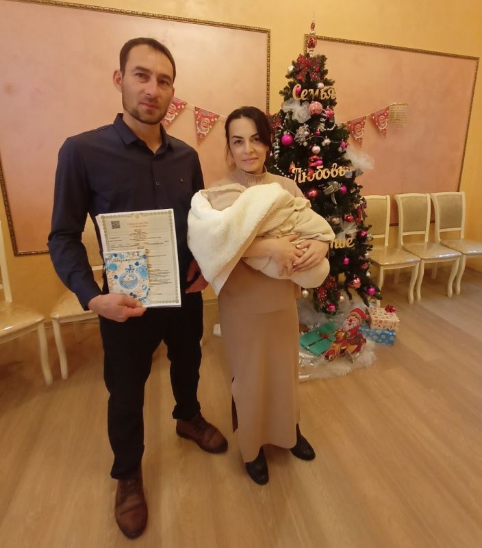Алуштинский городской отдел ЗАГС торжественно поздравил родителей первых малышей, зарегистрированных в Алуште Алуштинский городской отдел ЗАГС торжественно поздравил родителей первых малышей, зарегистрированных в Алуште