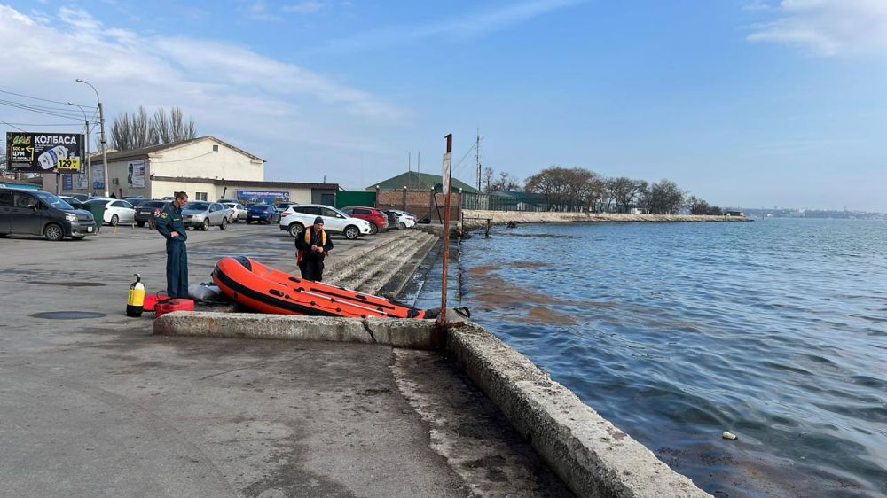 #городские_новости. Мониторинговые группы продолжают работу по выявлению и уборке мест загрязнения нефтепродуктами в Керчи. Сегодня мониторинг всей прибрежной полосы был проведён совместно с депутатским корпусом #городские_новости. Мониторинговые группы продолжают работу по выявлению и уборке мест загрязнения нефтепродуктами в Керчи. Сегодня мониторинг всей прибрежной полосы был проведён совместно с депутатским корпусом