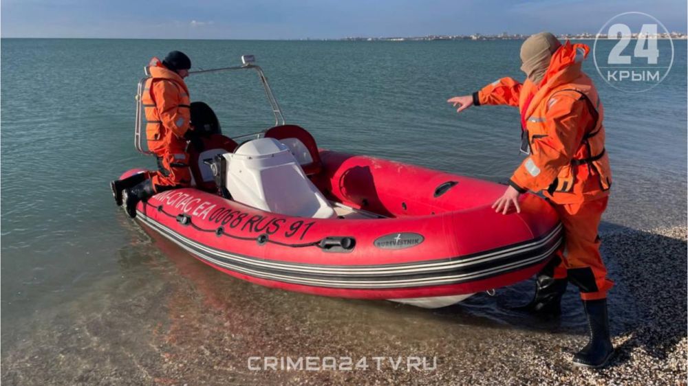На западе Крыма спасатели выходят в море на лодках для мониторинга ситуации с мазутом На западе Крыма спасатели выходят в море на лодках для мониторинга ситуации с мазутом