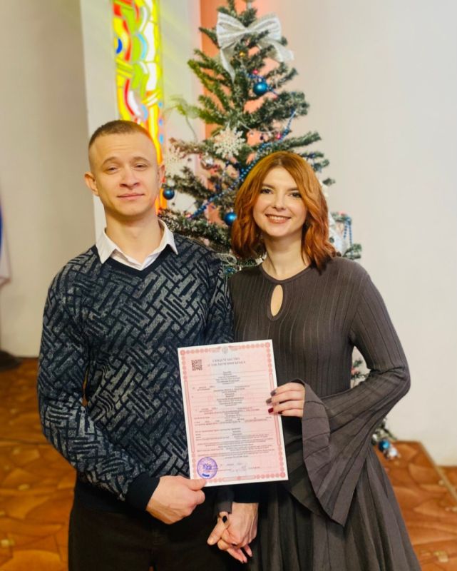 В Евпаторийском городском отделе ЗАГС в торжественной обстановке также зарегистрирован первый брак в новом 2025 году В Евпаторийском городском отделе ЗАГС в торжественной обстановке также зарегистрирован первый брак в новом 2025 году