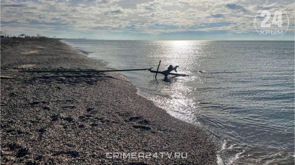 На западе Крыма спасатели выходят в море на лодках для мониторинга ситуации с мазутом На западе Крыма спасатели выходят в море на лодках для мониторинга ситуации с мазутом