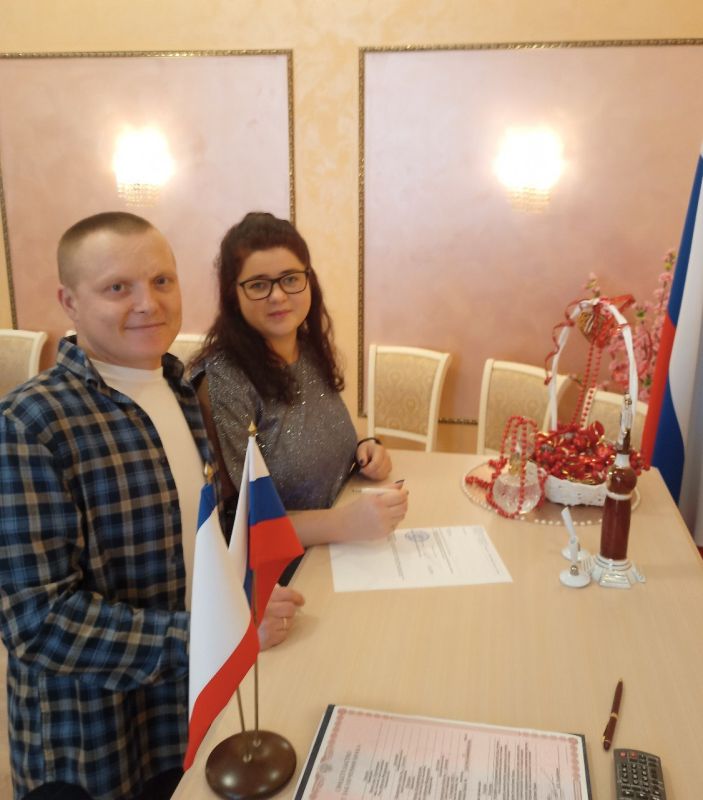 В Алуштинском городском отделе ЗАГС в первые дни года семь пар молодоженов создали свои семьи В Алуштинском городском отделе ЗАГС в первые дни года семь пар молодоженов создали свои семьи
