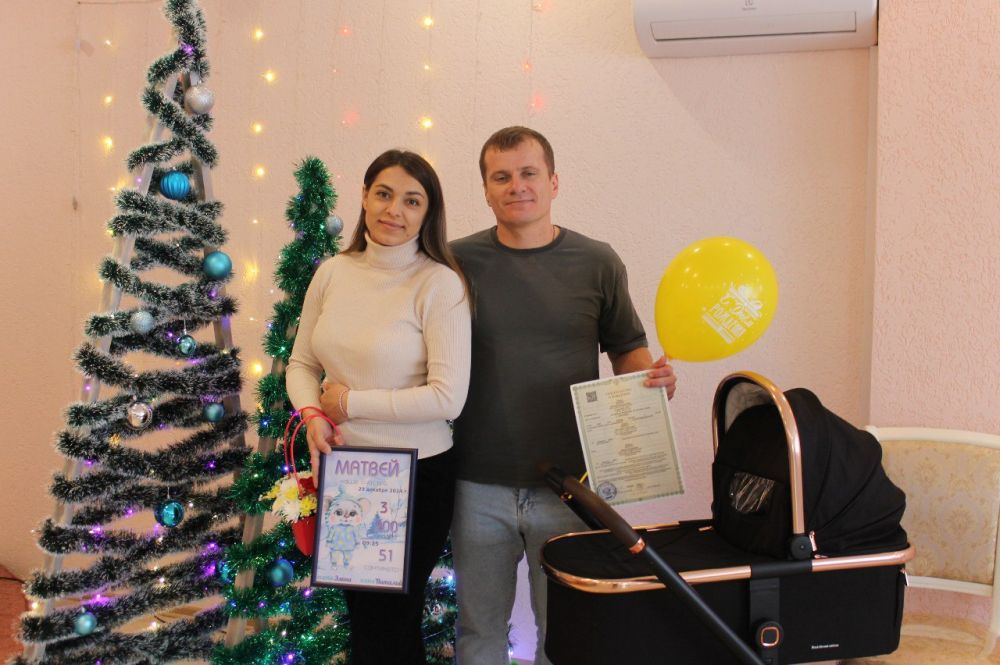Черноморский районный отдел ЗАГС в торжественной обстановке вручал свидетельство о рождении родителям новорождённого, зарегистрированного первым в Черноморском районе в 2025 году Черноморский районный отдел ЗАГС в торжественной обстановке вручал свидетельство о рождении родителям новорождённого, зарегистрированного первым в Черноморском районе в 2025 году