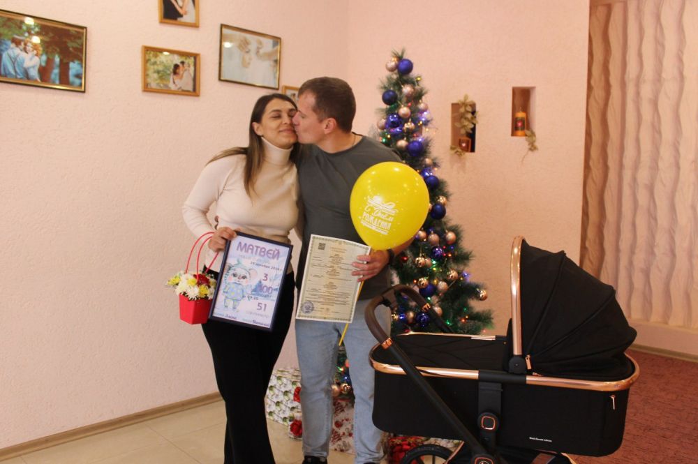 Черноморский районный отдел ЗАГС в торжественной обстановке вручал свидетельство о рождении родителям новорождённого, зарегистрированного первым в Черноморском районе в 2025 году Черноморский районный отдел ЗАГС в торжественной обстановке вручал свидетельство о рождении родителям новорождённого, зарегистрированного первым в Черноморском районе в 2025 году