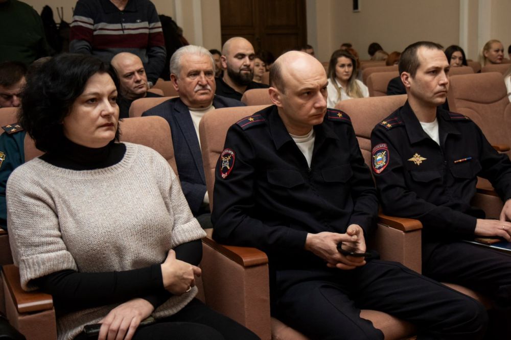 В Симферополе состоялось оперативно-хозяйственное совещание, в ходе которого руководители структурных подразделений отчитались о проделанной работе В Симферополе состоялось оперативно-хозяйственное совещание, в ходе которого руководители структурных подразделений отчитались о проделанной работе