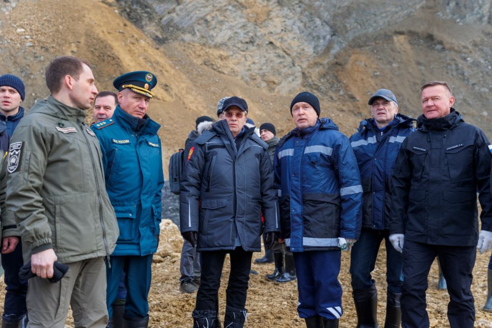Виталий Савельев ознакомился с ходом работ по устранению последствий выброса нефтепродуктов с танкера «Волгонефть-239» в районе мыса Панагия Виталий Савельев ознакомился с ходом работ по устранению последствий выброса нефтепродуктов с танкера «Волгонефть-239» в районе мыса Панагия