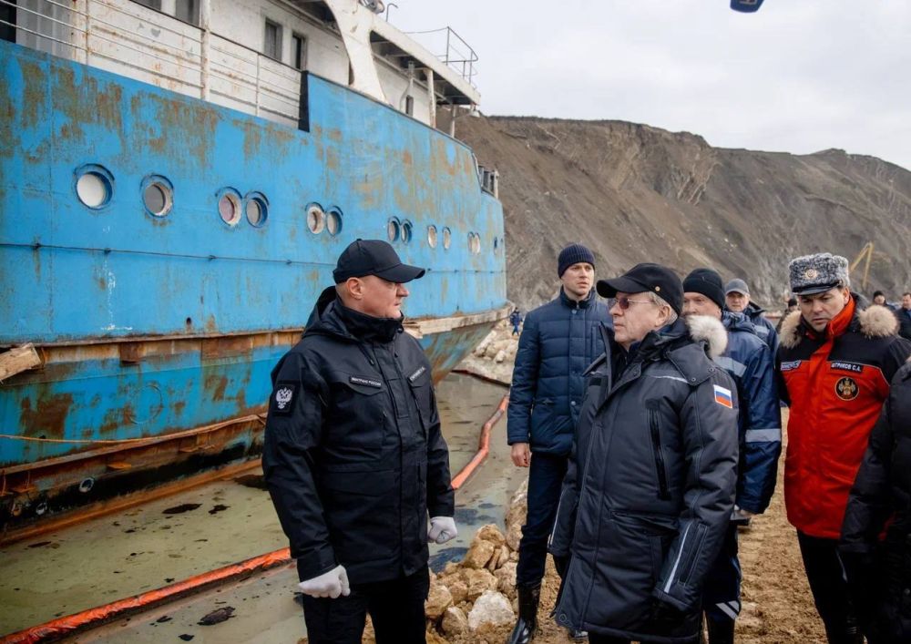 Мазут с танкера «Волгонефть-239» откачают до конца января Мазут с танкера «Волгонефть-239» откачают до конца января