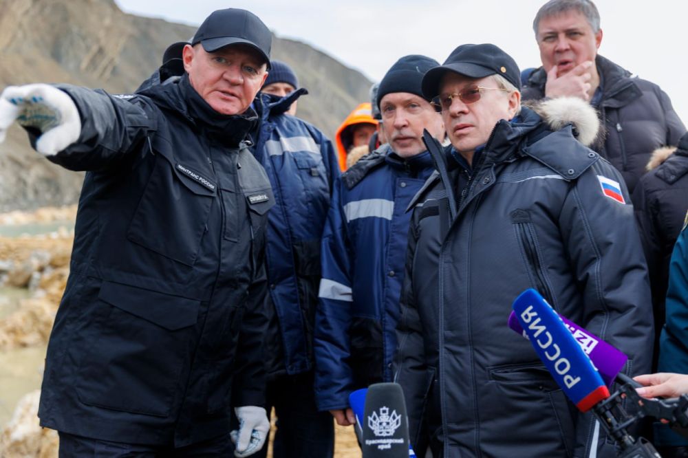 Виталий Савельев ознакомился с ходом работ по устранению последствий выброса нефтепродуктов с танкера «Волгонефть-239» в районе мыса Панагия Виталий Савельев ознакомился с ходом работ по устранению последствий выброса нефтепродуктов с танкера «Волгонефть-239» в районе мыса Панагия