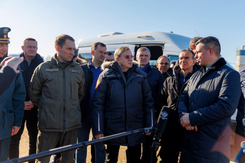 Виталий Савельев ознакомился с ходом работ по устранению последствий выброса нефтепродуктов с танкера «Волгонефть-239» в районе мыса Панагия Виталий Савельев ознакомился с ходом работ по устранению последствий выброса нефтепродуктов с танкера «Волгонефть-239» в районе мыса Панагия