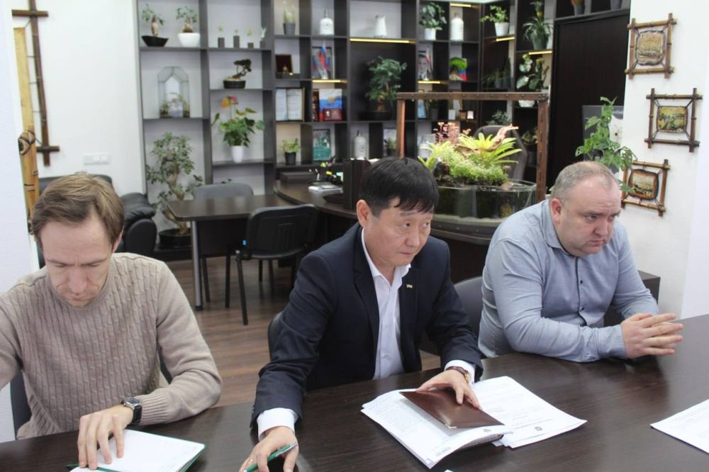 Делегация Минсельхоза Крыма под председательством министра Дениса Кратюка приняли участие в совещании в Госкомрегистре Крыма с Ириной Смаль и ответственными сотрудниками за государственную регистрацию права на земельные... Делегация Минсельхоза Крыма под председательством министра Дениса Кратюка приняли участие в совещании в Госкомрегистре Крыма с Ириной Смаль и ответственными сотрудниками за государственную регистрацию права на земельные...