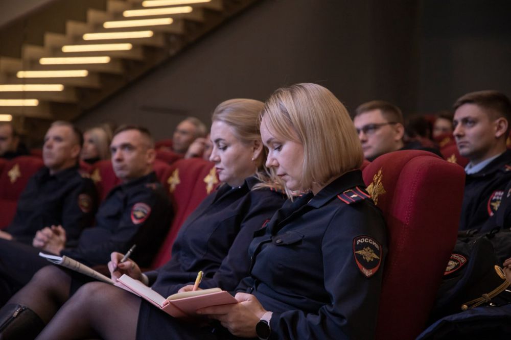 В Управлении МВД России по г. Севастополю прошло культурно-патриотическое занятие в рамках Единого дня государственно-правового информирования В Управлении МВД России по г. Севастополю прошло культурно-патриотическое занятие в рамках Единого дня государственно-правового информирования
