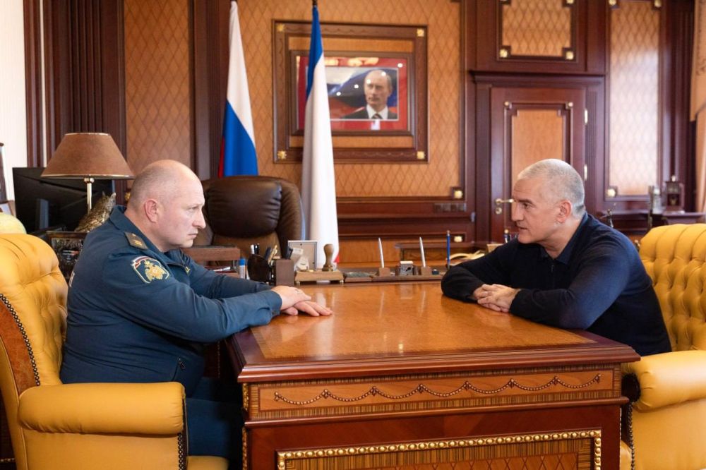 Глава Крыма обсудил с главой МЧС ликвидацию последствий выброса мазута в Крыму Глава Крыма обсудил с главой МЧС ликвидацию последствий выброса мазута в Крыму