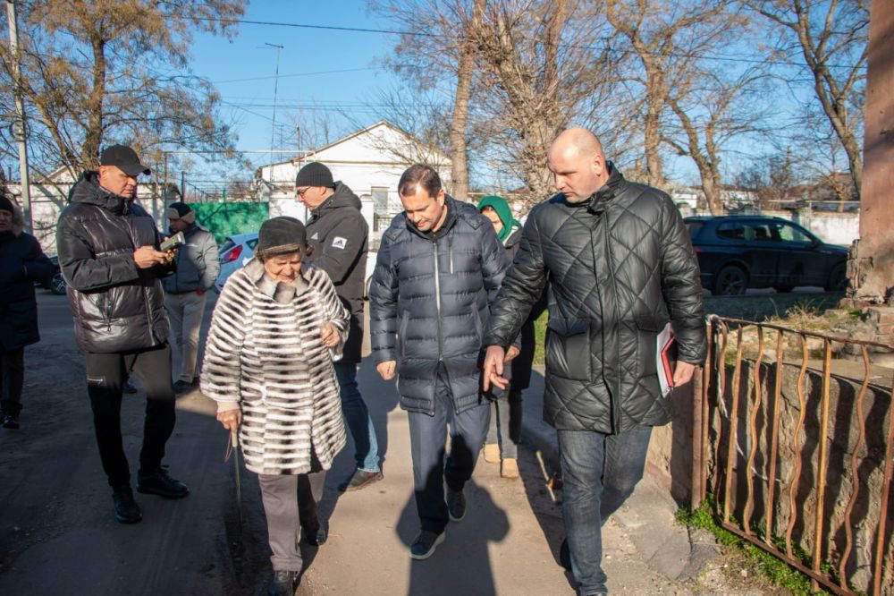 Глава администрации Керчи Олег КАТОРГИН обсудил с керчанами предстоящие работы по благоустройству придомовых территорий Глава администрации Керчи Олег КАТОРГИН обсудил с керчанами предстоящие работы по благоустройству придомовых территорий