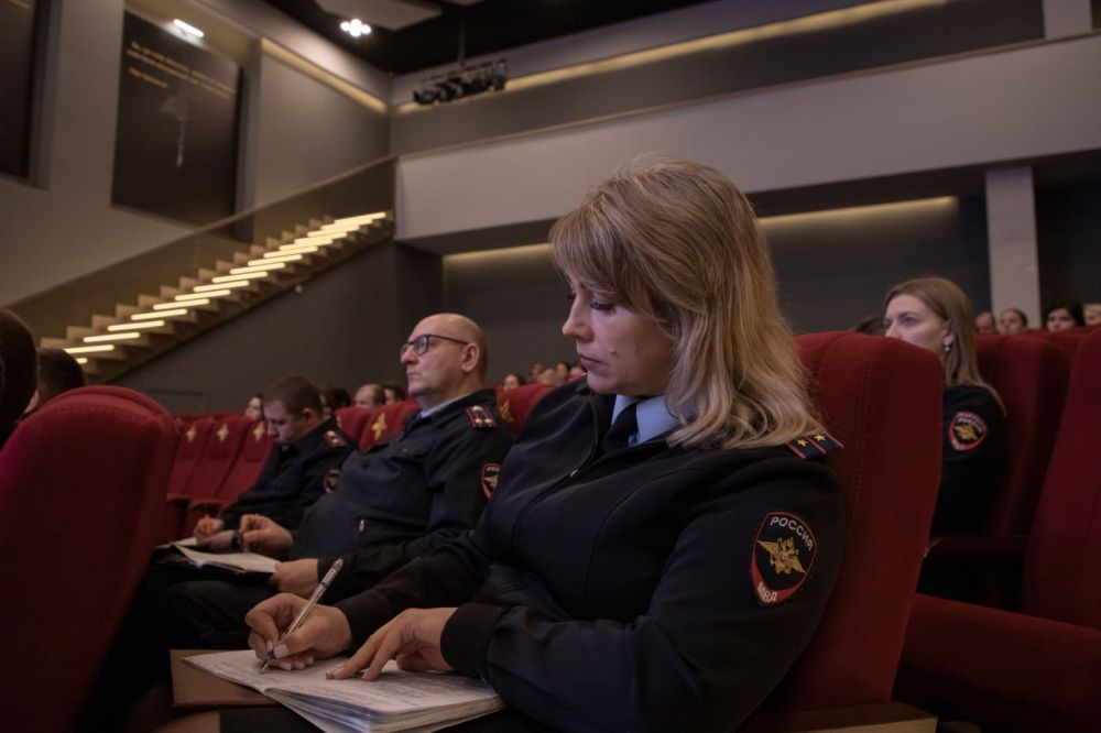 В Управлении МВД России по г. Севастополю прошло культурно-патриотическое занятие в рамках Единого дня государственно-правового информирования В Управлении МВД России по г. Севастополю прошло культурно-патриотическое занятие в рамках Единого дня государственно-правового информирования