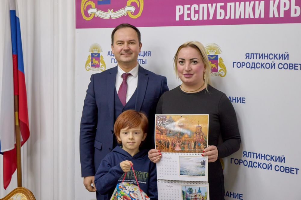 Победителям конкурса вручили настенный календарь Администрации Ялты Победителям конкурса вручили настенный календарь Администрации Ялты